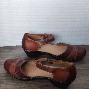 Clarks Collection soft cushion sandals women's size 8 leather 2 tone brown